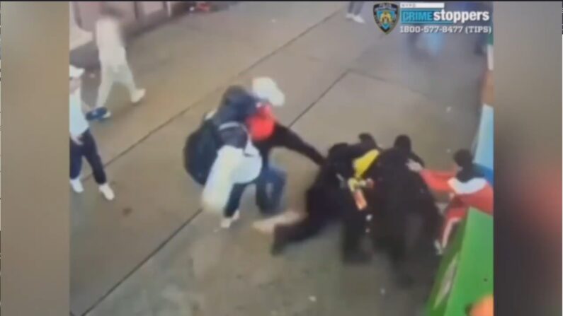Un grupo de inmigrantes ilegales ataca a dos policías del Departamento de Policía de Nueva York frente a un refugio para inmigrantes cerca de Times Square, en Nueva York, el 27 de enero de 2024, en una imagen de vídeo. (Departamento de Policía de Nueva York)
