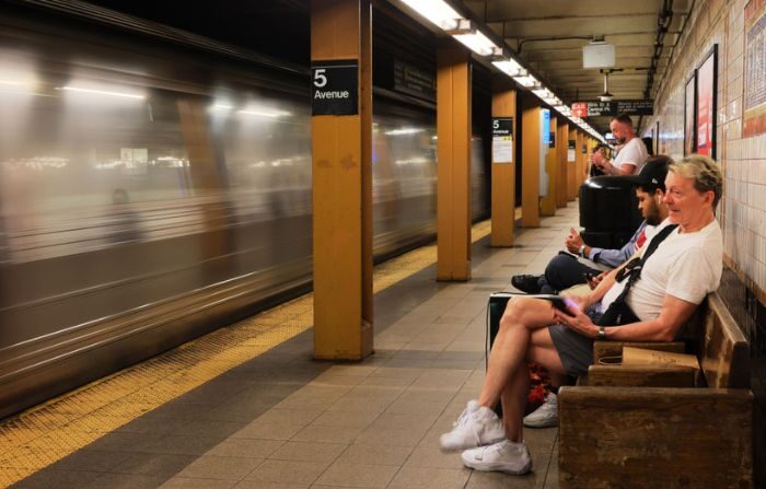 La gente espera el tren en la estación de metro de Lexington Avenue/59th Street, el 19 de julio de 2023 en la Ciudad de Nueva York. (Michael M. Santiago/Getty Images)