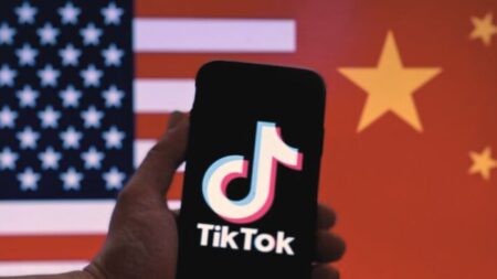 Pese a los peligros que representa Tiktok, crece el número de usuarios hispanos jóvenes que la usan en EE. UU.