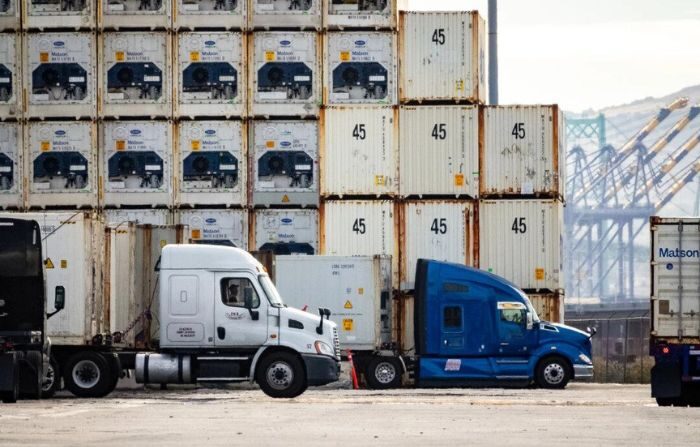 Camioneros de transporte de carga, trasladan mercancía en el puerto de Long Beach, California, el 29 de noviembre de 2023. (John Fredricks/The Epoch Times)