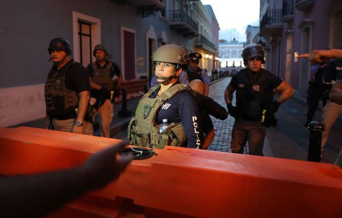 La policía bloquea una calle en una imagen de archivo en Puerto Rico. (Joe Raedle/Getty Images)