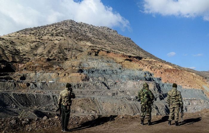 Soldados turcos vigilan el lugar de un accidente minero en una imagen de archivo. (ILYAS AKENGIN/AFP via Getty Images)
