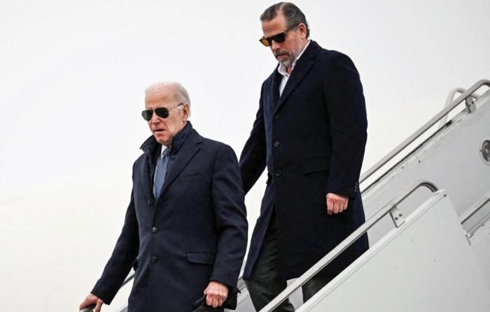 El presidente Joe Biden y su hijo, Hunter Biden, llegan a la Base de la Guardia Nacional Aérea Hancock Field en Syracuse, Nueva York, el 4 de febrero de 2023. (Andrew Caballero-reynolds/AFP vía Getty Images)
