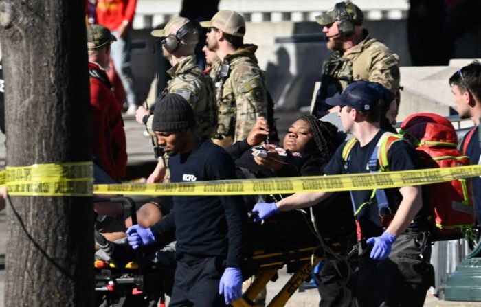 Los equipos de primeros auxilios atienden a una persona herida mientras la sacan de Union Station cerca del desfile de la victoria de los Kansas City Chiefs en el Super Bowl LVIII, el 14 de febrero de 2024, en Kansas City, Missouri. (ANDREW CABALLERO-REYNOLDS/AFP vía Getty Images)