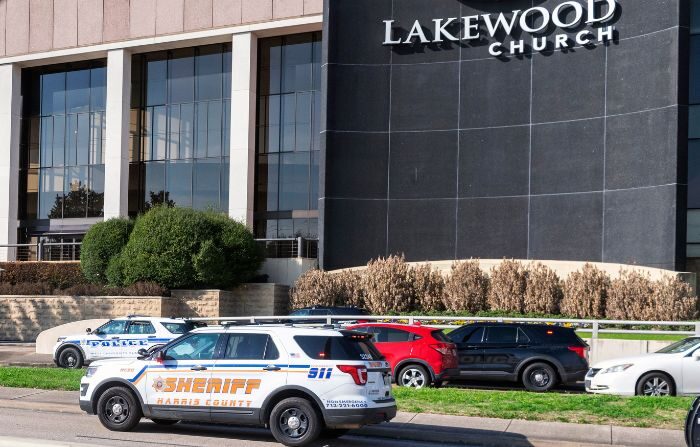 Vehículos de emergencia se alinean en la vía de acceso a la Iglesia Lakewood durante un tiroteo activo, el domingo 11 de febrero de 2024, en Houston, Texas. (Kirk Sides/Houston Chronicle vía AP)