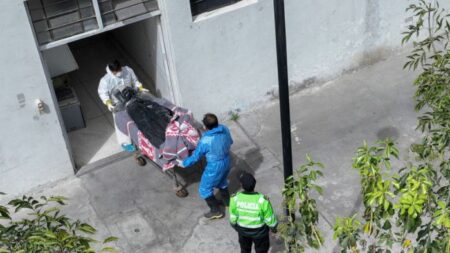 Advierten de una morgue peruana que utiliza cuchillos de cocina y martillos de carpintero