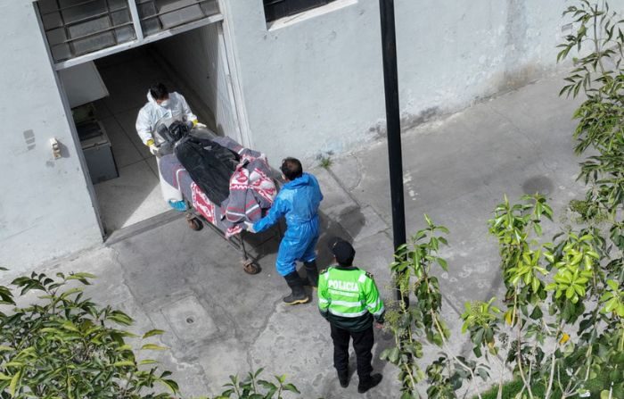 Imagen aérea que muestra los restos de una persona en Perú trasladada por personal de una morgue, en una imagen de archivo. (DENIS MAYHUA/AFP vía Getty Images)