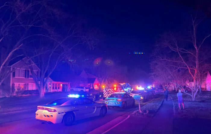 Los residentes del vecindario observan mientras los equipos de emergencia llegan a la escena tras una explosión en una casa, la noche del viernes 16 de febrero de 2024, en Sterling, Virginia. (Nicki Jhabvala/The Washington Post via AP)