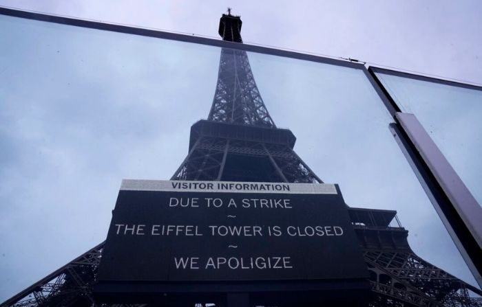 Un cartel anuncia una huelga en la Torre Eiffel de París, el 19 de febrero de 2024. (Michel Euler/AP Photo)