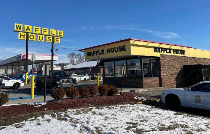 Se aprecian patrullas de policía afuera de Waffle House en Indianápolis, el 19 de febrero de 2024. (Isabella Volmert/Foto AP)