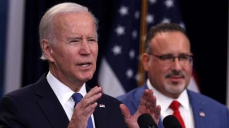 Biden condonará USD 1200 millones de deuda federal por préstamos estudiantiles