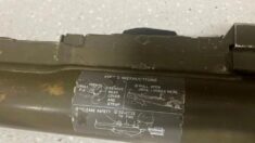 Policía encuentra cocaína y lanzacohetes del ejército estadounidense en un automóvil