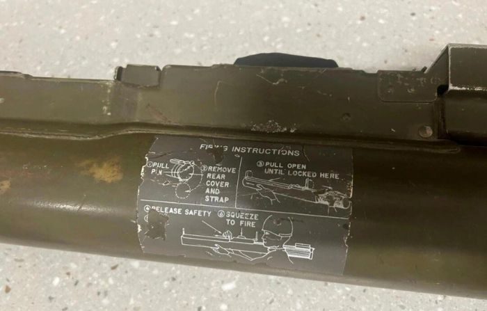 Un lanzacohetes del ejército estadounidense hallado en un vehículo por la policía de Sutton en Sutton, Massachusetts, el 21 de febrero de 2024. (Departamento de Policía de Sutton vía AP)
