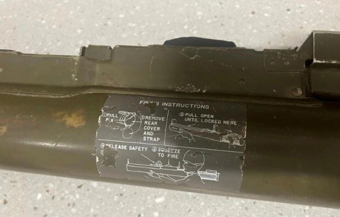 Policía encuentra cocaína y lanzacohetes del ejército estadounidense en un automóvil