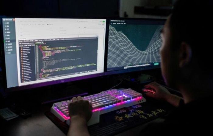 Un miembro del grupo de hackers Red Hacker Alliance utiliza un sitio web que monitorea los ciberataques globales en su computadora en una oficina en Dongguan, provincia de Guangdong, en el sur de China, el 4 de agosto de 2020. (Nicolas Asfouri/archivo/AFP vía Getty Images)