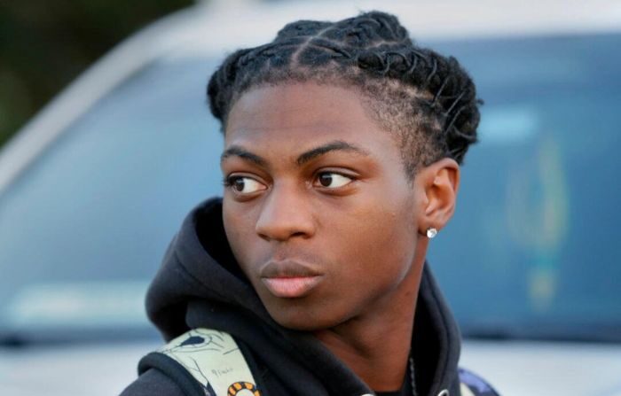 Darryl George, un estudiante de tercer año de 17 años, antes de cruzar la calle para ingresar a la escuela secundaria Barbers Hill tras cumplir una suspensión escolar de 5 días por no cortarse el cabello en Mont Belvieu, Texas, el 18 de septiembre de 2023. (Michael Wyke/Foto AP)