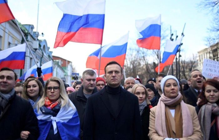 El líder de la oposición rusa Alexei Navalny, su esposa Yulia, el político opositor Lyubov Sobol y otros manifestantes marchan en memoria del asesinado crítico del Kremlin Boris Nemtsov en el centro de Moscú el 29 de febrero de 2020. (Kirill Kudryavtsev/AFP vía Getty Images)