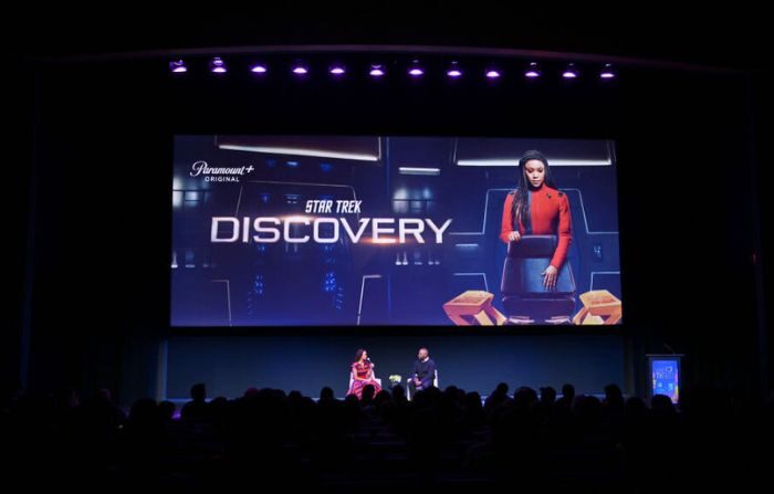 Sonequa Martin-Green y Wilson Morales hablan durante el panel "Star Trek: Discovery" el segundo día del 12º SCAD TVfest el 8 de febrero de 2024 en Atlanta, Georgia. (Foto de Derek White /Getty Images para SCAD)