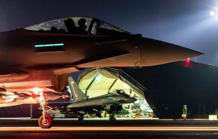 Un avión Typhoon de la Royal Air Force se prepara para despegar, junto con otros, para realizar más ataques contra objetivos hutíes en Yemen, el 24 de febrero de 2024. (Cpl. Tim Laurence/RAF/Ministerio de Defensa del Reino Unido vía AP)