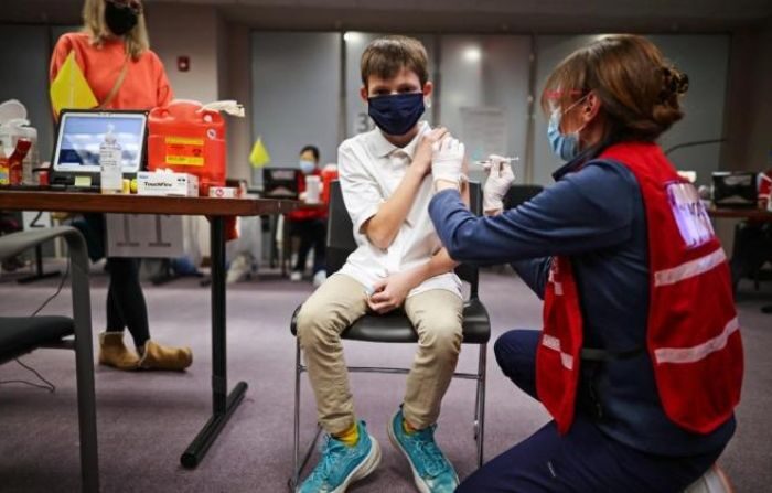 Un niño recibe una dosis de la vacuna Pfizer BioNTech contra COVID-19 en el Centro de gobierno del Condado de Fairfax en Annandale, Virginia, el 4 de noviembre de 2021. (Chip Somodevilla/Getty Images)