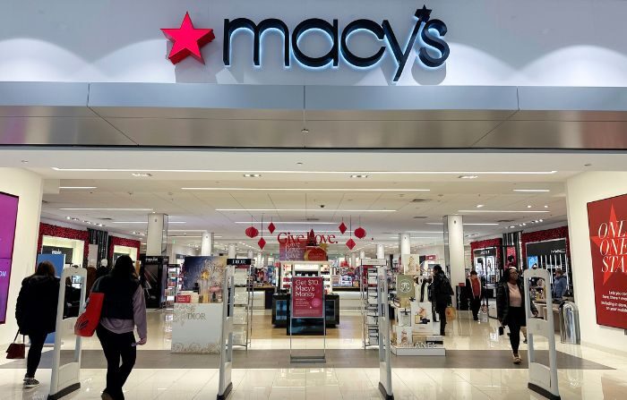 Una tienda grande Macy's en Bay Shore, Long Island, Nueva York, el martes 12 de diciembre de 2023. (AP Photo/Ted Shaffrey, File)