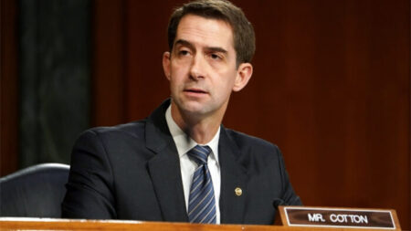 Sen. Cotton cuestiona al Pentágono por qué permitió servir a aviador que se autoinmoló en protesta