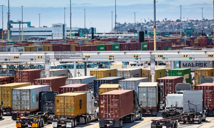 Camioneros sacan contenedores del puerto de Long Beach, California, el 13 de julio de 2022. (John Fredricks/The Epoch Times)
