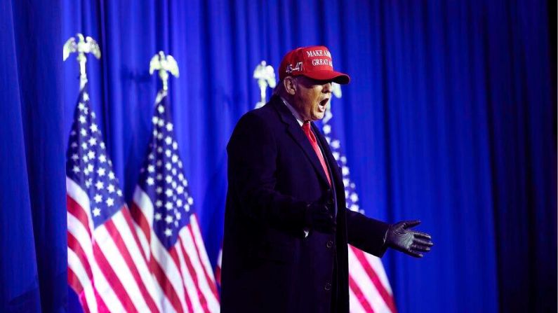 El candidato presidencial republicano, el expresidente Donald Trump, habla con sus seguidores durante un mitin en Waterford, Michigan, el 17 de febrero de 2024. (Scott Olson/Getty Images)