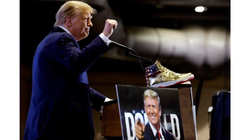 El candidato presidencial republicano y expresidente Donald Trump sube al escenario para presentar una nueva línea de zapatos exclusivos en Sneaker Con en el Centro de Convenciones de Filadelfia el 17 de febrero de 2024. (Chip Somodevilla/Getty Images)