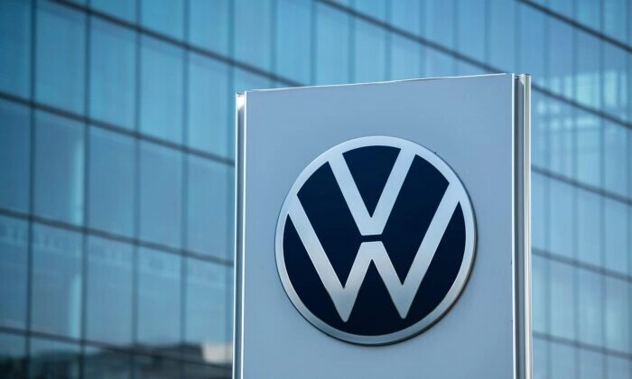 El logotipo del fabricante de automóviles alemán Volkswagen en la 'Die Gläserne Manufaktur' (la fábrica transparente) de la compañía en Dresde, este de Alemania, el 11 de septiembre de 2020. (Jens Schlueter/AFP vía Getty Images)
