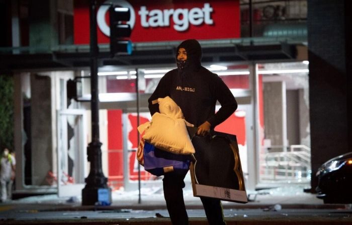 Un saqueador roba una tienda Target en Oakland, California, el 30 de mayo de 2020. (Josh Edelson/AFP a través de Getty Images)