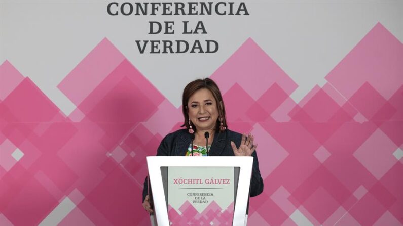 La candidata presidencial opositora Xóchitl Gálvez participa durante su "Conferencia de la verdad" que ofrece a la prensa el 9 de febrero de 2024, en la Ciudad de México (México). EFE/José Méndez