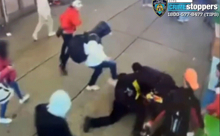 Inmigrantes ilegales atacan a dos agentes del Departamento de Policía de Nueva York frente a un refugio para inmigrantes en Nueva York, el 27 de enero de 2024. (Departamento de Policía de Nueva York)