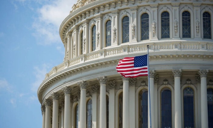 La bandera estadounidense ondea frente a la cúpula del Capitolio de Estados Unidos en Washington el 10 de septiembre de 2021. (Drew Angerer/Getty Images)