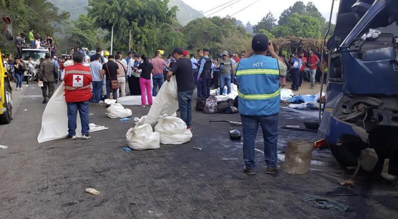 Fotografía cedida por Bomberos de Honduras del accidente ocasionado por un choque entre dos autobuses en el sector de San Juan de Opoa, departamento de Copán (Honduras), el 28 de febrero de 2024. EFE/Bomberos de Honduras