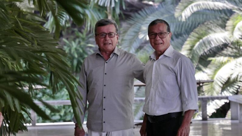 El líder del ELN Nicolás Rodríguez Bautista, alias "Gabino" (d) y el negociador jefe del ELN Israel Ramírez, alias 'Pablo Beltrán' (i), en una fotografía de archivo. EFE/ Ernesto Mastrascusa /Pool