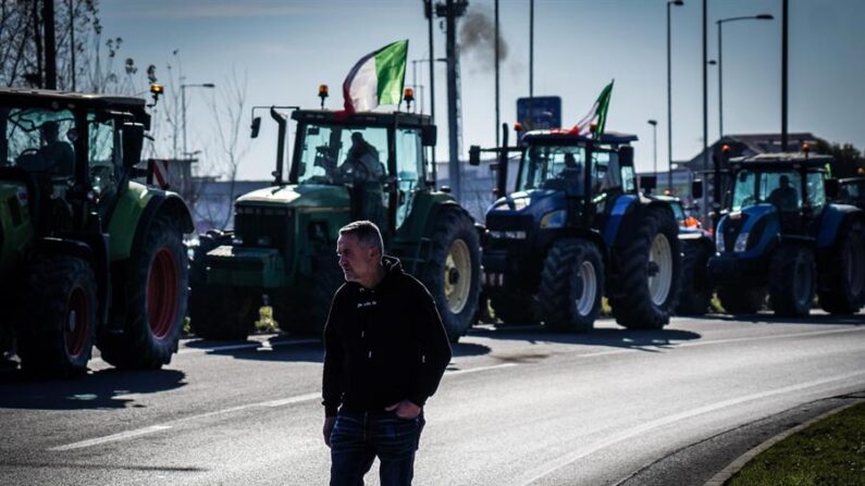 Agricultores protestan con sus tractores en Caserta, Italia. EFE/EPA/Cesare Abbate 
