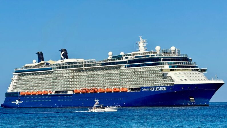El barco Celebrity Reflection es visto cerca de la terminal de cruceros Royal Walter en el puerto de George Town, Gran Caimán, el 13 de febrero de 2024. (Foto de Daniel SLIM/AFP) (Foto de DANIEL SLIM/AFP vía Getty Images)