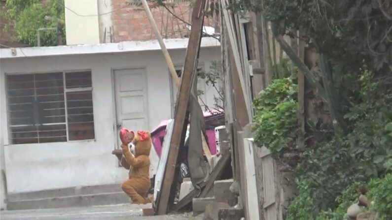 Fotografía cedida por la Policía Nacional del Perú que muestra a uno de sus agentes disfrazado de oso por el Día de San Valentín, durante un operativo policial el 14 de febrero de 2024, en Lima (Perú). EFE/ Policía Perú