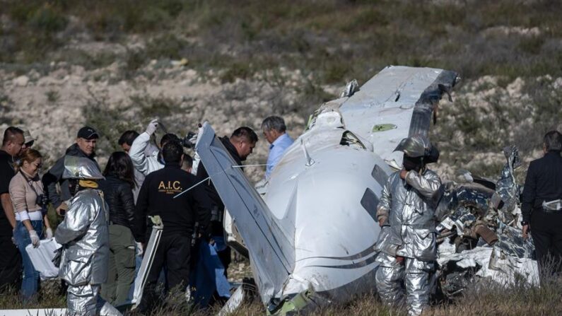 Fotografía de archivo de personal forense y de rescate que labora en la zona donde se estrelló una avioneta. EFE/ Miguel Sierra