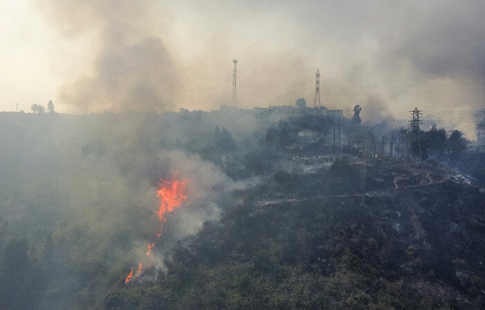 Fotografía aérea que muestra las viviendas afectadas por incendios forestales que afectan la zona de El Olivar, Viña del Mar, Región de Valparaiso, Chile. (EFE/Adriana Thomasa)
