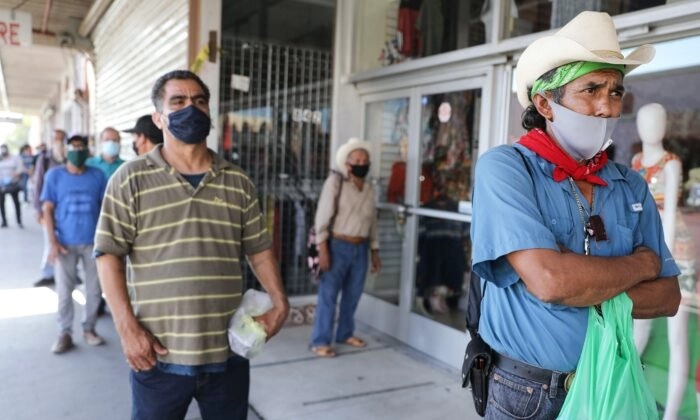 Un hombre desempleado hace cola para entrar a una tienda de contabilidad cerca de la frontera entre Estados Unidos y México en Calexico, California, el 24 de julio de 2020. (Mario Tama/Getty Images)