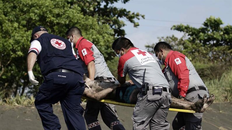 La Cruz Roja confirmó a los periodistas que los equipos especializados de buceo lograron rescatar los cuerpos de la mujer y su hija que estaban dentro de un vehículo en el fondo del río Medio Queso. Fotografía de archivo. EFE/Jeffrey Arguedas