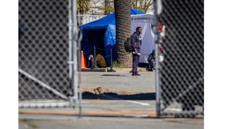 Inmigrantes ilegales utilizan servicios de refugio proporcionados por una organización sin fines de lucro en San Diego, California, el 22 de febrero de 2024. (John Fredricks/The Epoch Times)