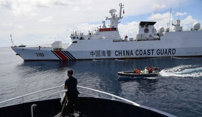 Un barco de la guardia costera china bloquea a un barco de la Oficina de Pesca y Recursos Acuáticos de Filipinas (BFAR) mientras se acerca a Scarborough Shoal, un área del disputado Mar de China Meridional, el 22 de septiembre de 2023. (Ted Aljibe/AFP vía Getty Images)