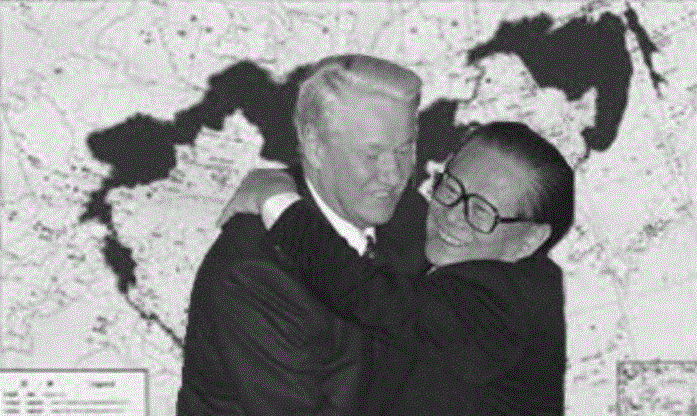 El entonces presidente ruso Boris Yeltsin, a la izquierda, y el entonces presidente chino Jiang Zemin se abrazan tras una rueda de prensa conjunta en el Gran Salón del Pueblo de Beijing, el 10 de noviembre de 1997. (Greg Baker/Foto AP)