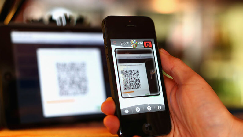 Un cliente escanea un código QR para pagar bebidas con bitcoins el 19 de septiembre de 2013 en Sídney, Australia. (Foto de Cameron Spencer/Getty Images)
