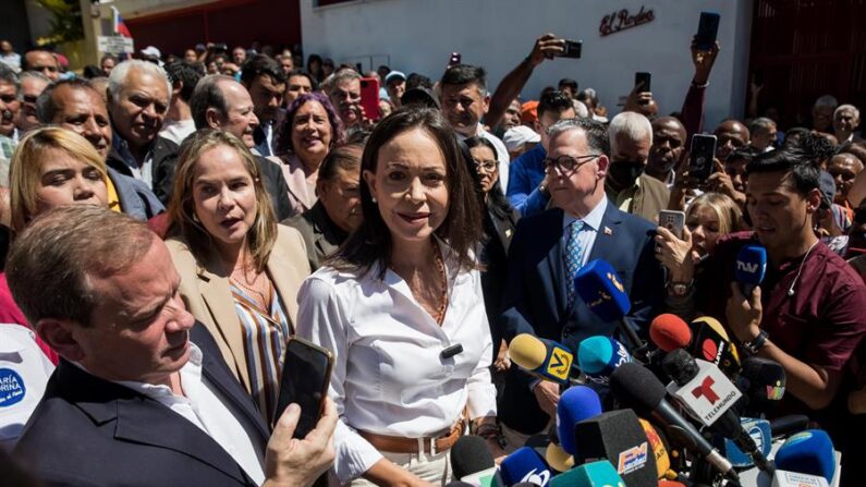 La líder opositora venezolana María Corina Machado ofrece el 29 de enero de 2024 declaraciones a la prensa durante un acto de calle, en Caracas (Venezuela). EFE/ Miguel Gutierrez 