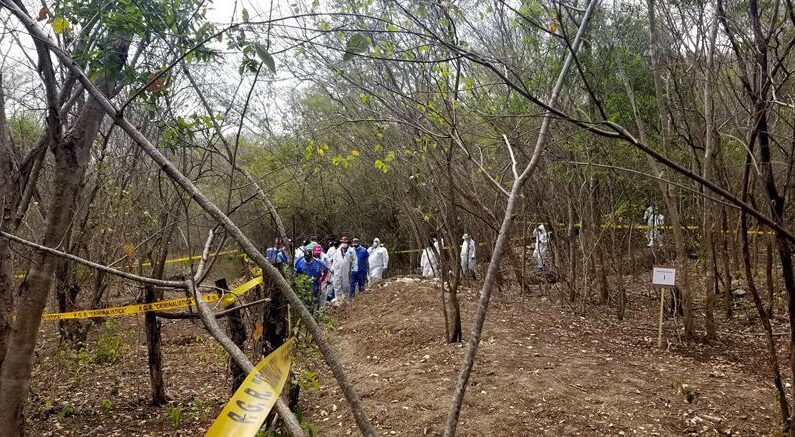 Fotografía de archivo de familiares de desaparecidos que trabajan en la exhumación de fosas clandestinas en México. EFE/ Str