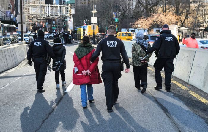La ciudad de Nueva York se ha visto asediada durante las últimas semanas por una ola de delitos que involucran a inmigrantes. Imagen de archivo. (CHARLY TRIBALLEAU/AFP vía Getty Images))